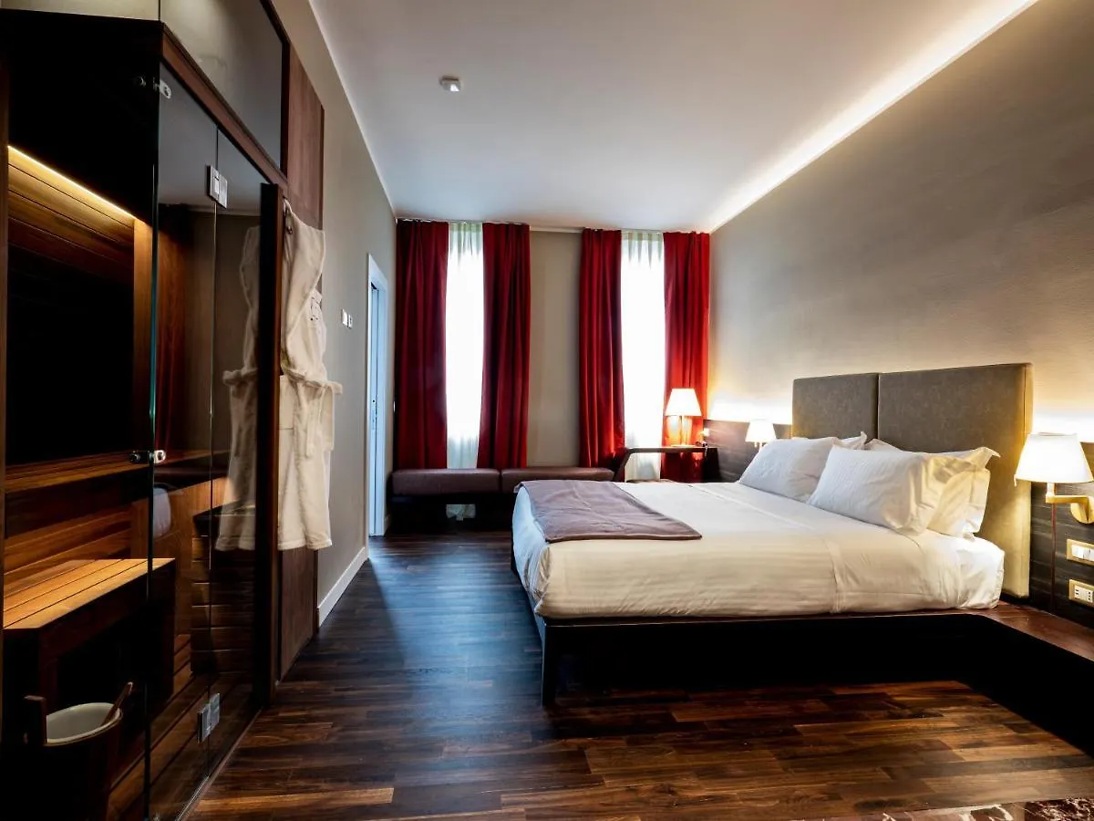 10 Keys Milano Hotel
