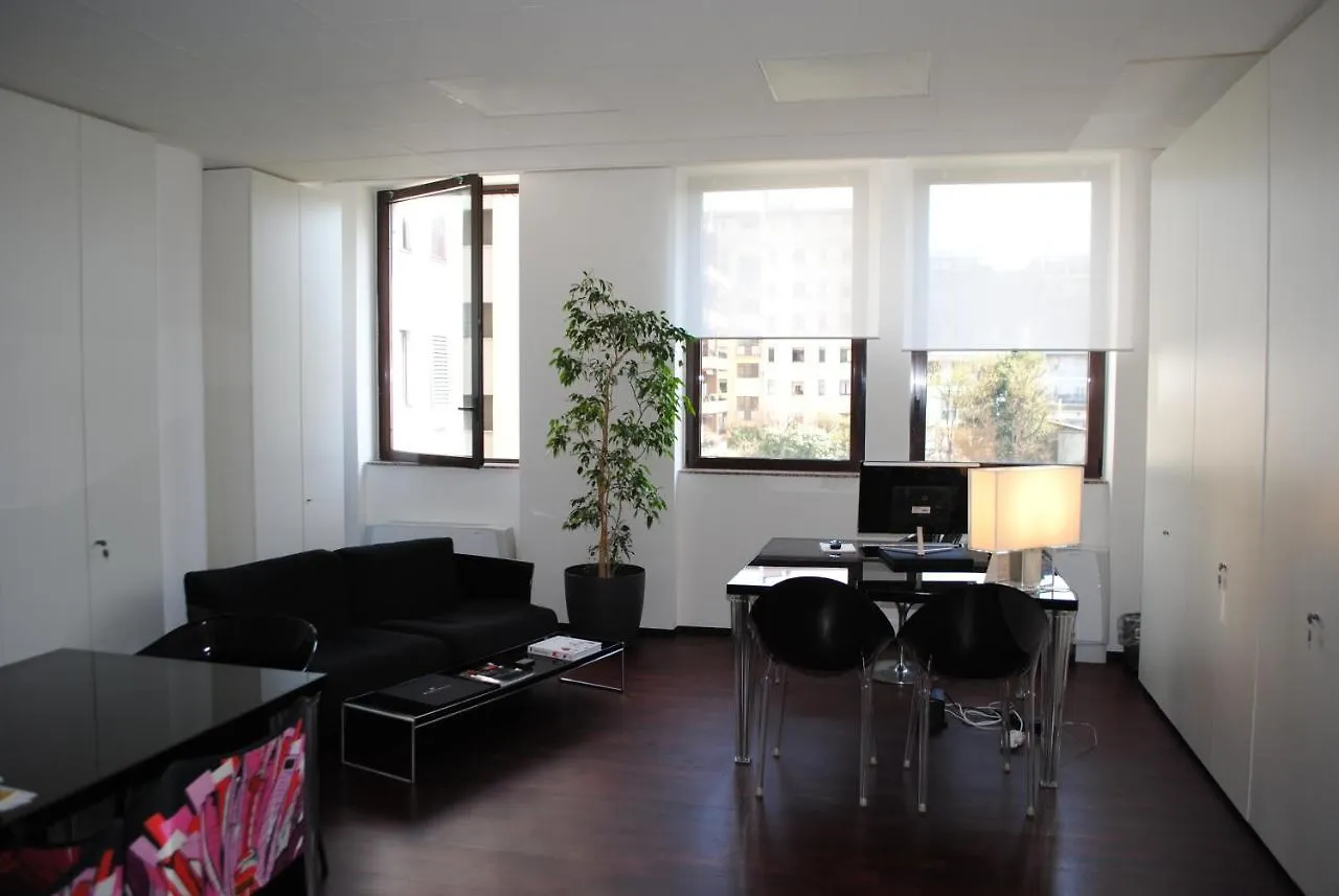 10 Keys Milano Hotel